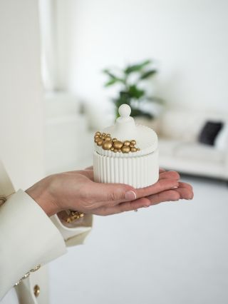 Možná používáme formy, které má k dispozici i někdo jiný. Ale právě proto hledáme cesty, jak se odlišit – ručním zdobením,...