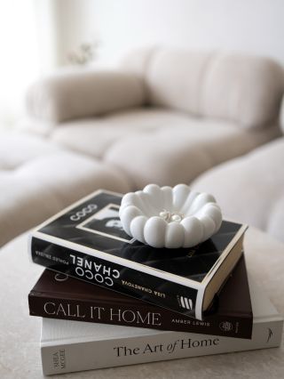 Představujeme vám naši novou betonovou misku BLOOM. 🌸 Klenot mezi dekoracemi, který v sobě spojuje sílu i něhu. Co na ni...