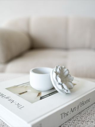 Dóza FLEUR - místo pro ty nejcennější detaily. ✨ Nechejte i vy svůj domov rozkvést. 🌸 ——— Novinka | tip na dárek | Vánoce...