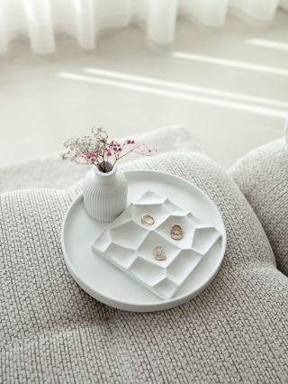 Teplo domova nevzniká samo. Někdy ho najdeš i tam, kde bys ho nečekala — v čistých liniích, v chladném betonu, ve vědomí,...